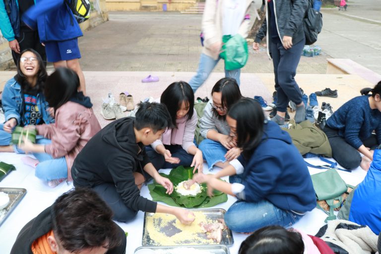 TRẢI NGHIỆM GÓI BÁNH CHƯNG ĐÓN TẾT CỔ TRUYỀN – MỘT HOẠT ĐỘNG THƯỜNG NIÊN CỦA TRƯỜNG THPT CHU VĂN AN CHÀO MỪNG NĂM MỚI KỶ HỢI 2019