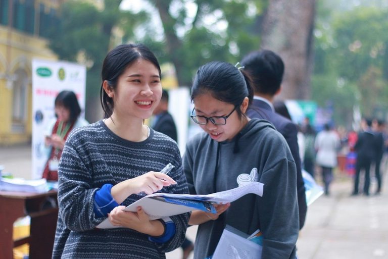 Tai nghe tư vấn thi THPT quốc gia, mắt tập trung giải đề