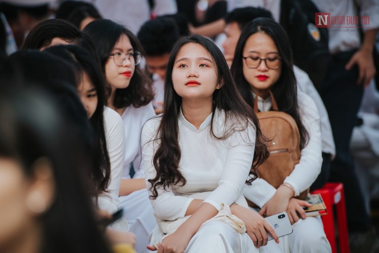 Đẫm nước mắt trong lễ bế giảng THPT Chu Văn An, Hà Nội: Khóc cho ngày chia tay để mạnh mẽ bước vào đời