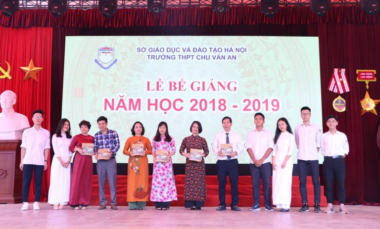 Ngắm nữ sinh Trường Chu Văn An duyên dáng, đẹp tinh khôi trong ngày bế giảng