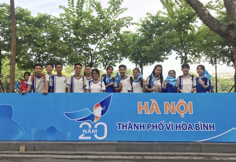 HỌC SINH TRƯỜNG THPT CHU VĂN AN THAM GIA CHƯƠNG TRÌNH ĐI BỘ KỶ NIỆM 20 NĂM HÀ NỘI ĐƯỢCCÔNG NHẬN “THÀNH PHỐ VÌ HÒA BÌNH”