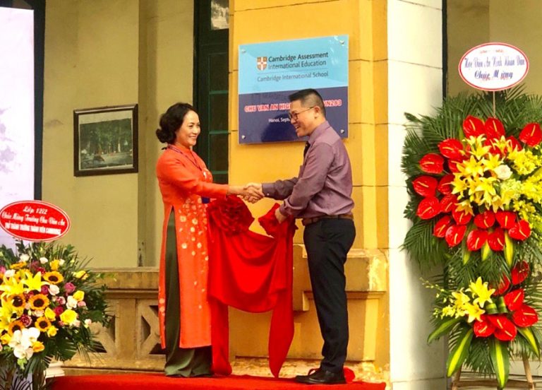 Gắn biển mã trường Cambridge Intenational VN283 cho Trường THPT Chu Văn An