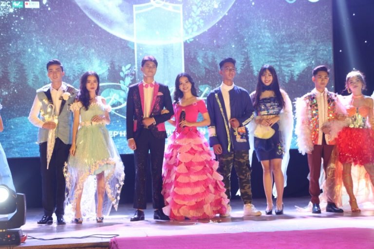 Học sinh làm dự án truyền thông và thiết kế trang phục tái chế về hạn chế rác thải nhựa