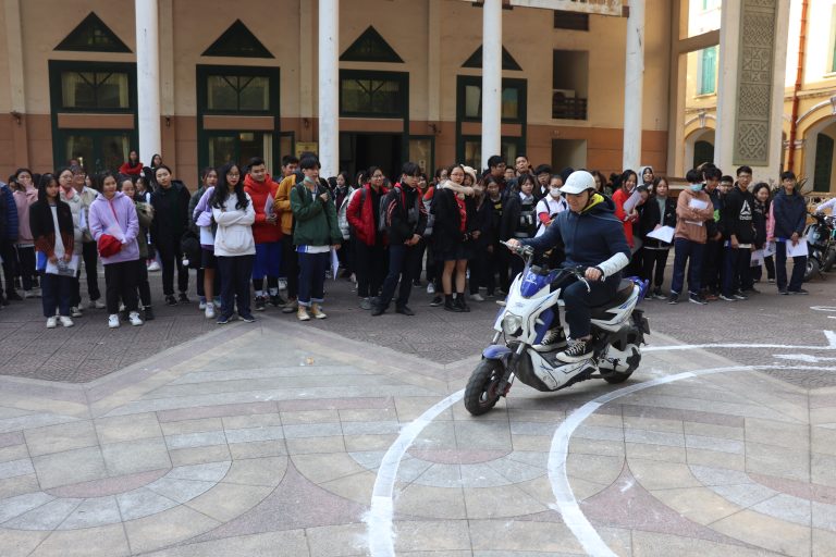 CHƯƠNG TRÌNH TẬP HUẤN VỀ LUẬT GIAO THÔNG ĐƯỜNG BỘ VÀ KỸ NĂNG SỬ DỤNG XE ĐẠP ĐIỆN, XE MÁY ĐIỆN