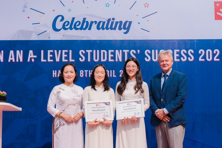 TIỆC TRÀ CHÚC MỪNG THÀNH CÔNG CỦA LỚP SONG BẰNG KHÓA II TẠI NHÀ ĐẠI SỨ ANH QUỐC