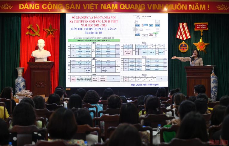 Thí sinh làm thủ tục dự thi vào lớp 10 THPT công lập ở Hà Nội