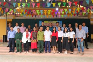 Thầy cô giáo và học sinh trường THPT Chu Văn An gặp gỡ trường Tiểu học Đông Lĩnh