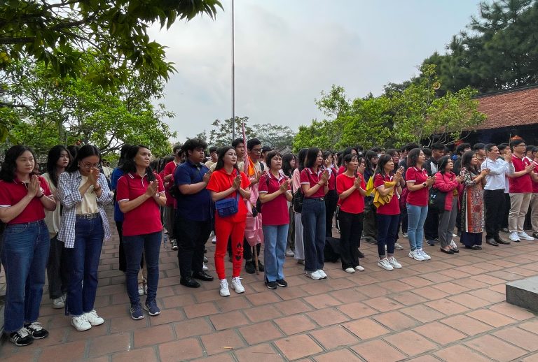 LỄ DÂNG HƯƠNG – BÁO CÔNG CỦA HỌC SINH KHỐI 11 TẠI ĐỀN THỜ CHU VĂN AN VÀ ĐỀN THỜ NGUYỄN TRÃI