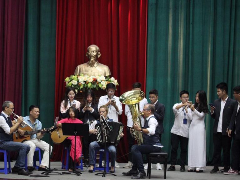 Tình hữu nghị ở ngôi trường đào tạo song ngữ Việt – Pháp xuất sắc giữa lòng Hà Nội