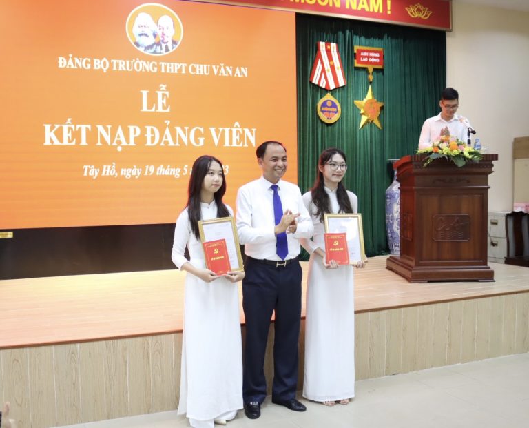Thêm 2 học sinh trường THPT Chu Văn An được kết nạp vào Đảng