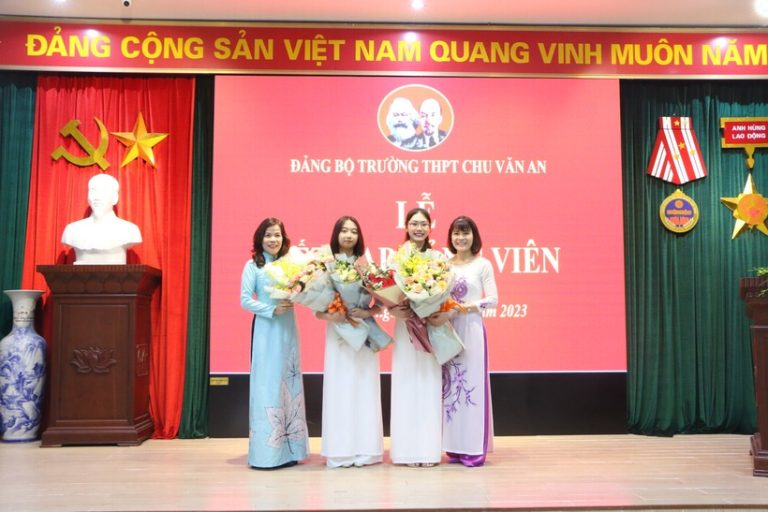 Ngôi trường xuyên thế kỷ’ kết nạp 2 học sinh vào Đảng
