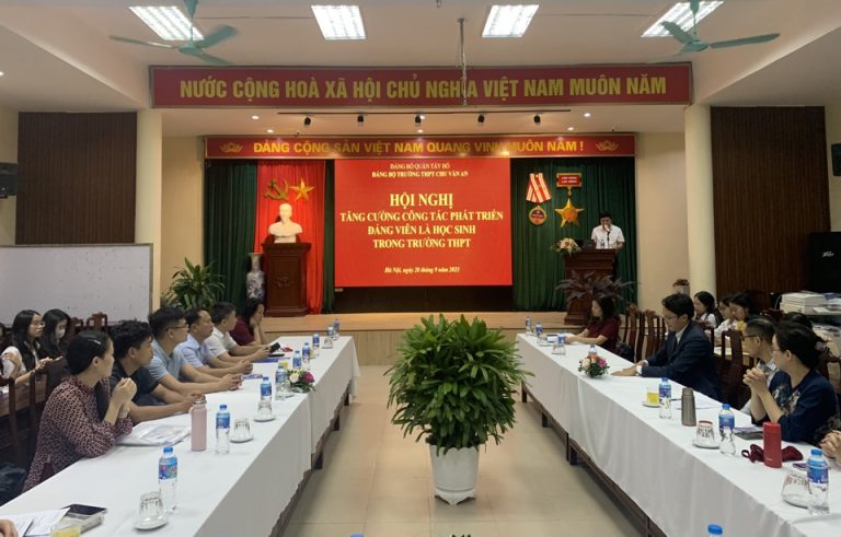 Khắc phục tư tưởng tuổi 18 còn quá trẻ để kết nạp vào Đảng