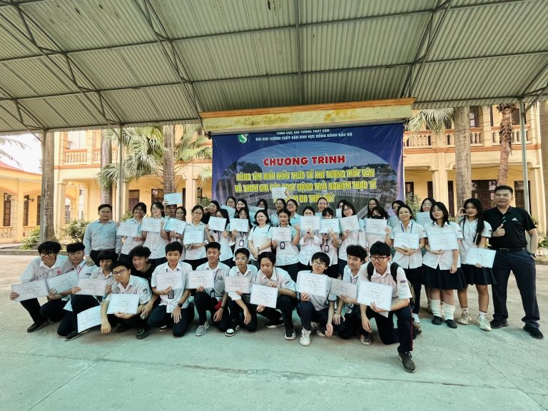 Các bạn học sinh tham gia trải nghiệm thực tế các hoạt động về khí tượng thủy văn tại Trạm khí tượng Hà Đông