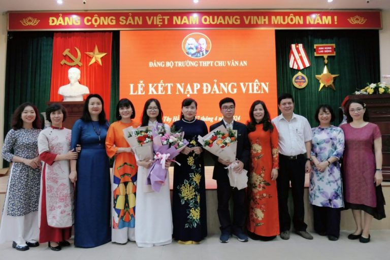 Kết nạp đảng cho 2 học sinh ưu tú tại Trường THPT Chu Văn An