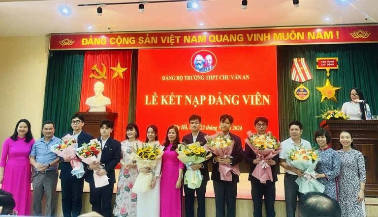 6 học sinh Trường THPT Chu Văn An vinh dự đứng trong hàng ngũ của Đảng