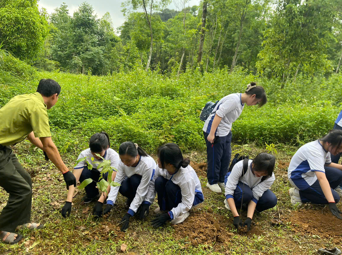 Những giờ học sống động của học sinh chuyên Sinh tại Vườn quốc gia Cúc Phương