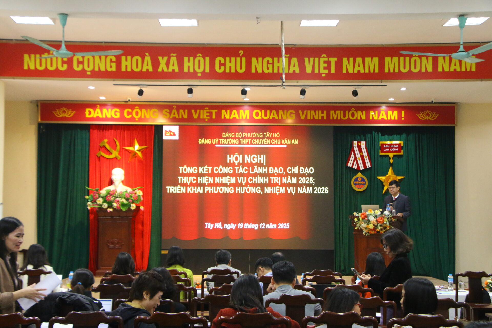 HỘI NGHỊ TỔNG KẾT CÔNG TÁC LÃNH ĐẠO, CHỈ ĐẠO THỰC HIỆN NHIỆM VỤ CHÍNH TRỊ NĂM 2025 VÀ TRIỂN KHAI PHƯƠNG HƯỚNG, NHIỆM VỤ NĂM 2026 CỦA ĐẢNG BỘ TRƯỜNG THPT CHUYÊN CHU VĂN AN