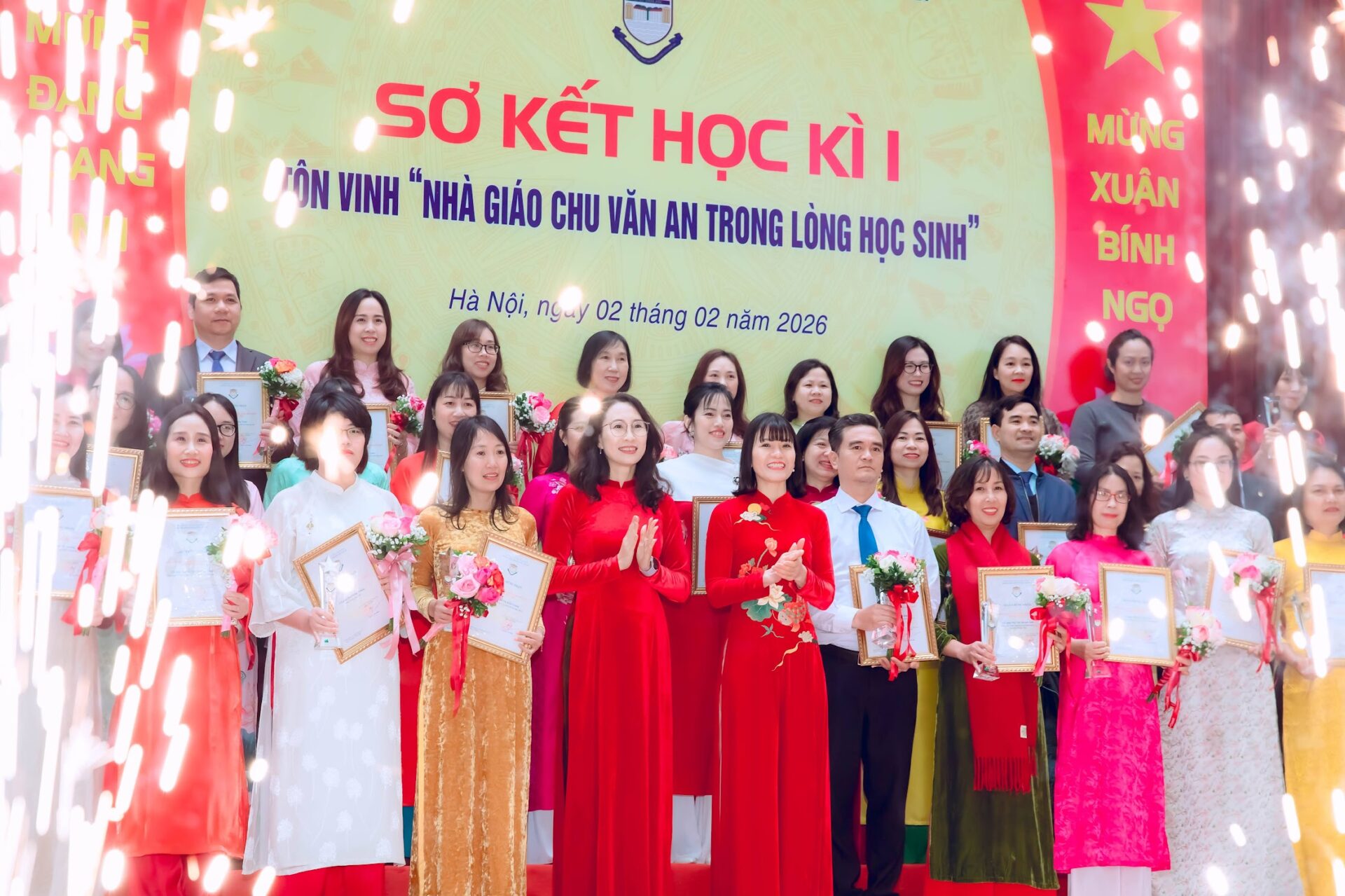 GIỮA DÒNG CHẢY TRI THỨC BỀN BỈ, NHỮNG DẤU ẤN GHI DANH MIỀN RỰC SÁNG