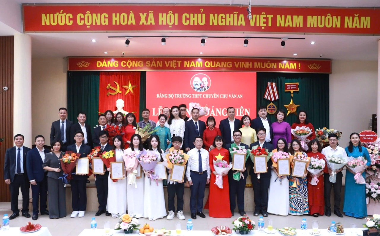 9 học sinh Trường THPT chuyên Chu Văn An được kết nạp Đảng