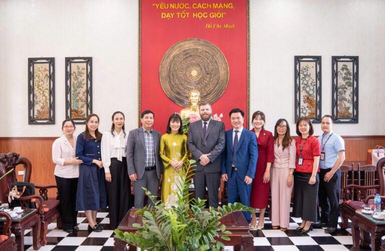 LÃNH ĐẠO TẬP ĐOÀN KHẢO THÍ CERTIPORT (HOA KỲ) THĂM VÀ LÀM VIỆC TẠI TRƯỜNG THPT CHUYÊN CHU VĂN AN